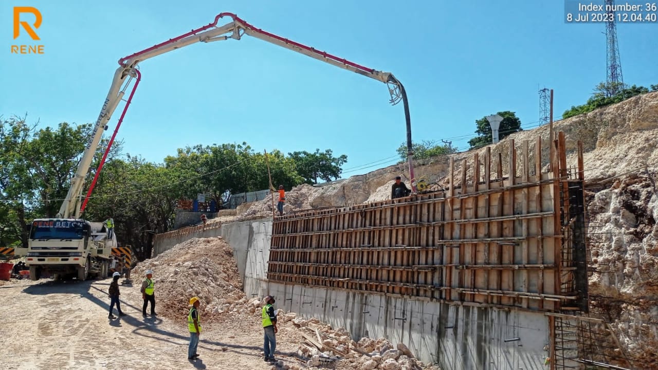 Pengecoran dinding beton penahan di Kantor Navigasi Tenau